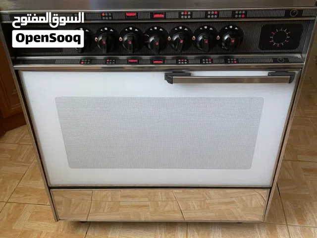فرن غاز يونيفرسال بتصميم إيطالي.يتميز بوجود 7 مفاتيح للتحكم، مما يتيح تشغيل الفرن والشواية معاً