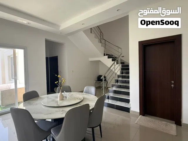 فيلا مؤثثة وبها مسبح في موقع هادئ وقريب من مسقط؟