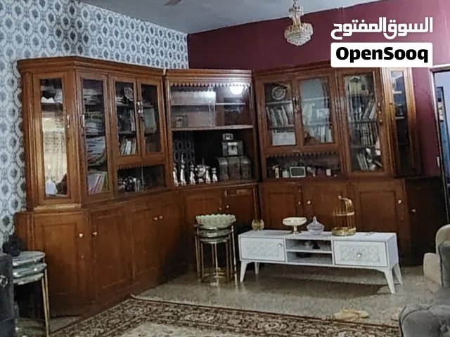 بوفيه ومكتبه