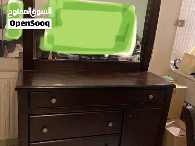 غرفة نوم شبه جديدة (قريولات جوز وميز تواليت) للبيع المستعجل - بحالة ممتازة وبسعر لقطة!