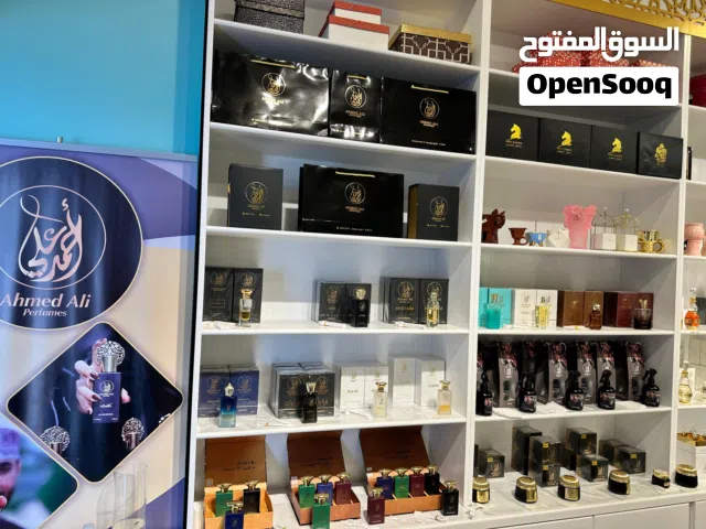 للبيع رفوف وطاولات محل عطور