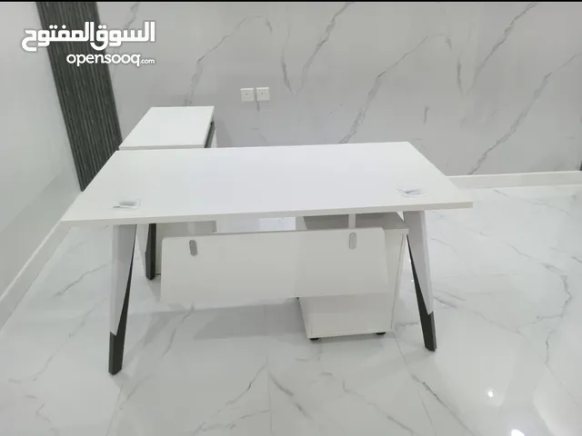 طاولة مكتب أبيض