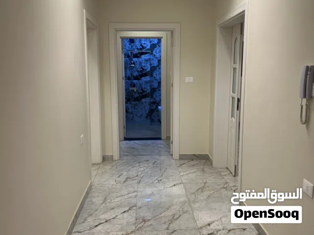 شقة تجارية تشطيب حديث درجة اولي في راس حسن في مبني خدمي