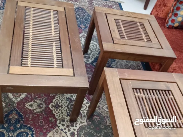 طاولات خشب عدد ثلاث