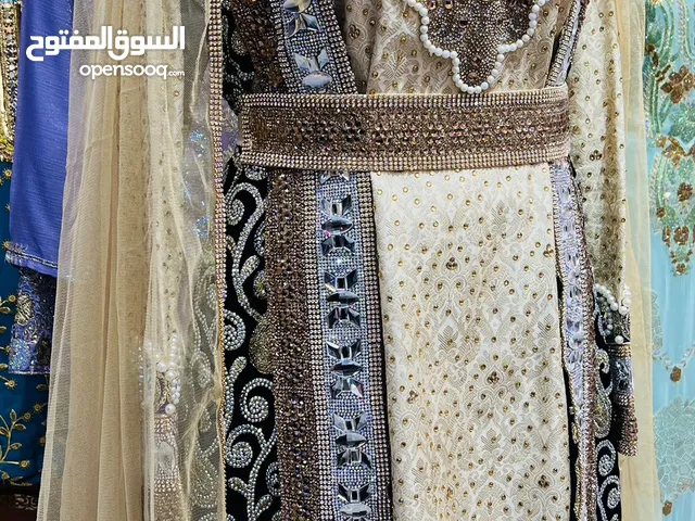 عماني مطور تم التصميم مع مصممه ينفع للأعراس، خطوبه، ملكه، صباحيه