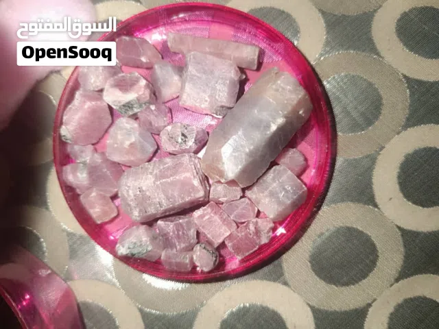 يوجد لدينا احجار ياقوت بانوعه المشتري خاص يجي