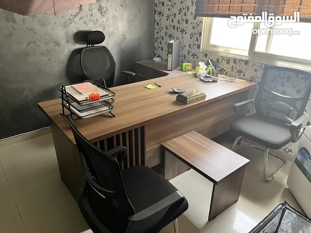 عفش مكتب بحالة الجديد استخدام شهرين فقط