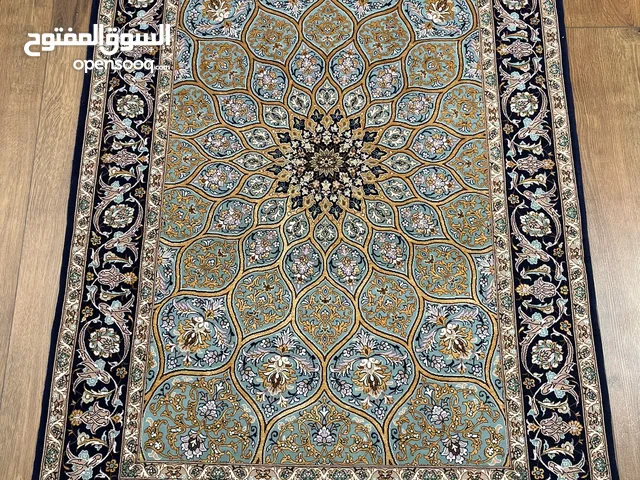 Exquisite Handmade Persian Carpet. سجادة فارسية فاخرة يدوية الصنع، نسيج أصفهان، حرير خالص.