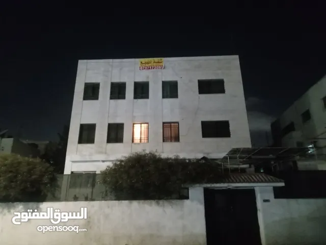 شقه طابق كامل مساحه 141متر ثاني مكونه من ثلاث غرف نوم وحماميين وتوابعهم واجهتين حجر وماسس تدفيه