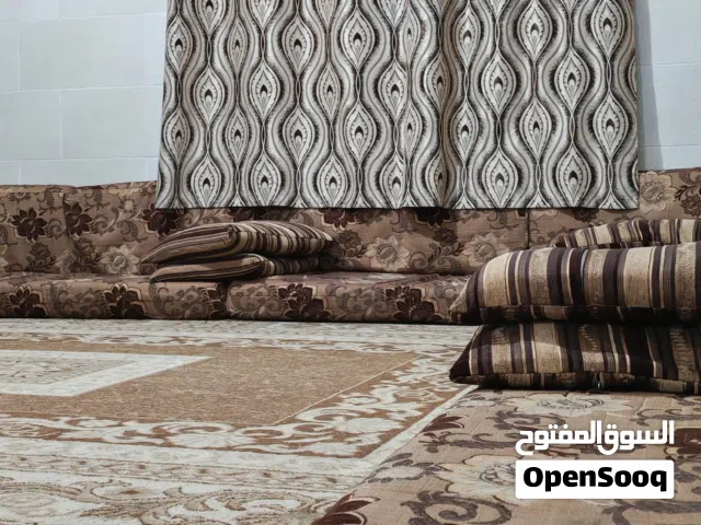 طقم جلسة عربية كامل مع السجاد بحالة ممتازة