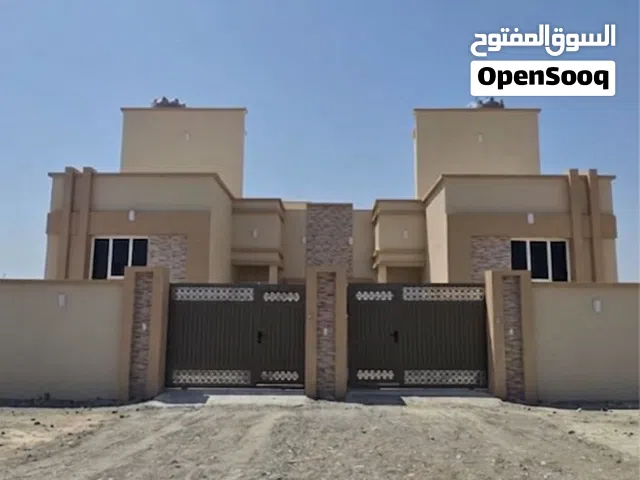 200 m2 2 Bedrooms Villa for Rent in Al Batinah Sohar