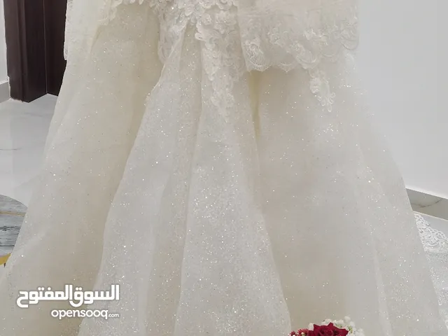 للبيع فستان عروس مع المسكة والحذاء وفساتين سهرة