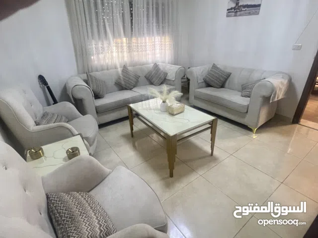 طقم كنب 7مقاعد في حالة جيده مع طاوله