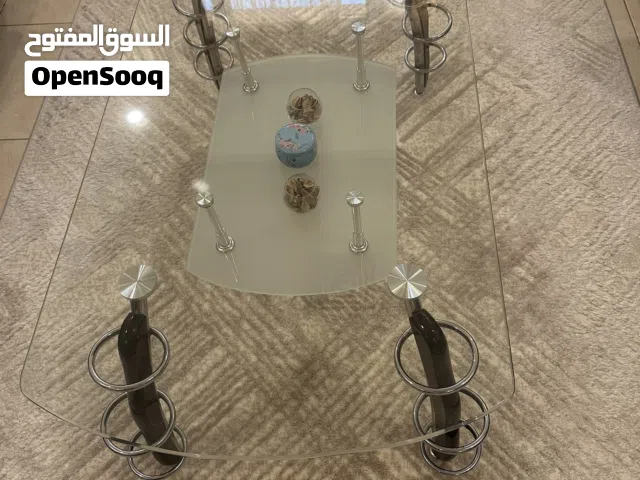 طاولة زجاجية استعمال خفيف بحالة ممتازة للبيع