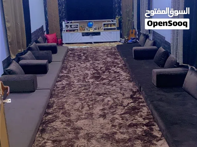 مجلس أرضي 6فرشات معها مخداتها ومراكيها بحالة ممتازة