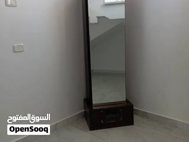 للبيع مدخل خشب بلون بني غامق، إضافة مميزة وأنيقة لحوشك.