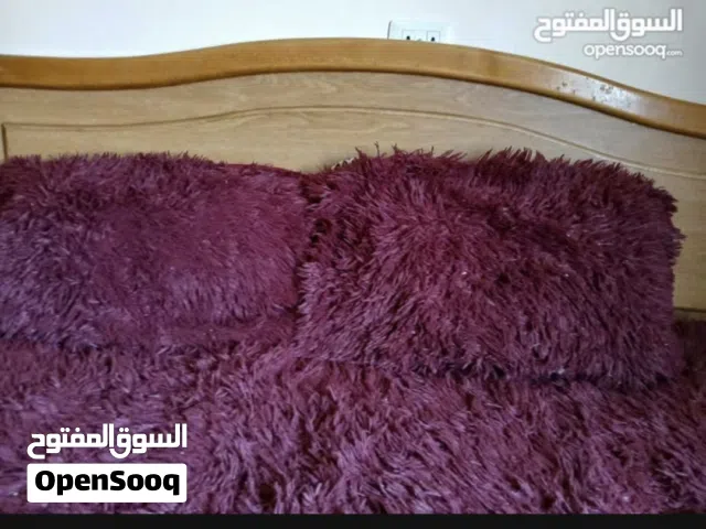 كفر تخت شتوي فرو ثقيل لون خمري، مبطن فرو،  6 قطع: كفر ثقيل، وجهين مخدة، مخدة توفي، 2 كوشينز محشيات