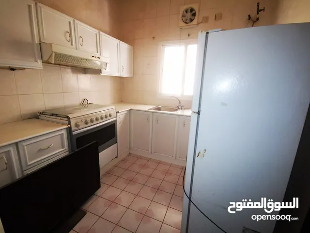 شقة الماحوز غرفتين وصاله حمامين ومطبخ نصف فرش السعر200 دينار بدون كهرباء