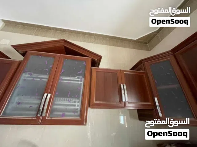 دولاب مطبخ الومنسوم خشبي بحالة ممتازة