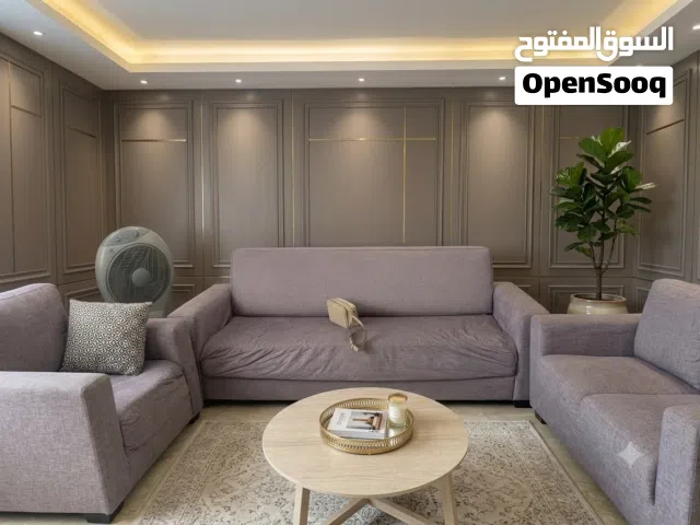 طقم كنب 7 مقاعد تم تنجيد قبل اقل من سنه