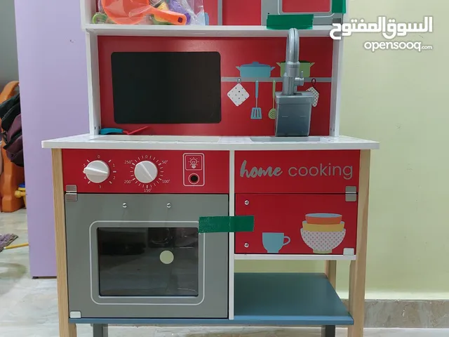 مطبخ أطفال شبه جديد مع أغراض الطبخ