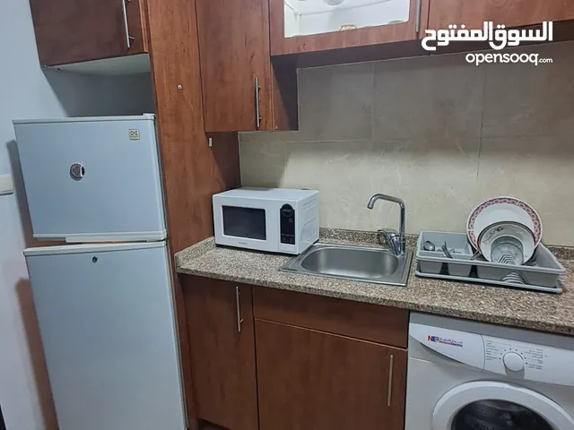 غرفة وصالون مفروشة في منطقة الجاردنز قرب دوار الواحة للايجار 250دينار شهري