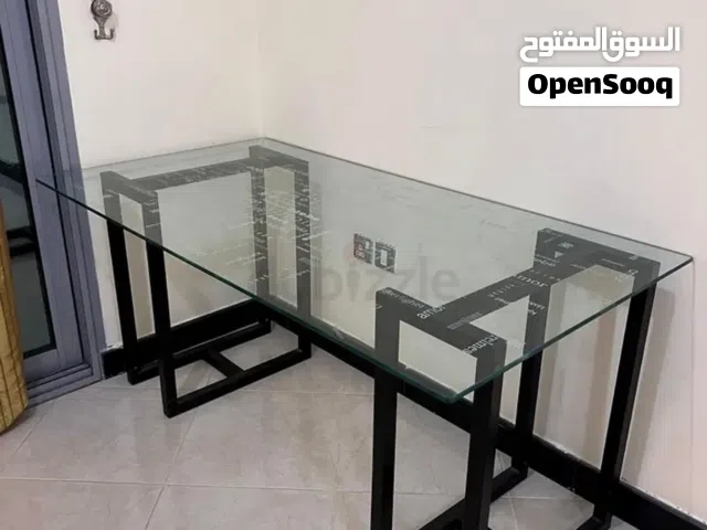طاولة ودراجة وشاشة تلفاز