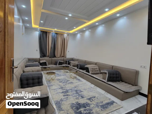 شقق مفروشه فاخره جدا وجديده في ارقى احياء صنعاء حده تتكون من 4 غرف و3 حمامات ومطبخ وصاله كنب وطعام .