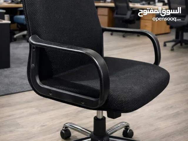 يتوفر كراسي مكتبية دوار وثابت احجام وانواع تناسب كل الاحتيجات والاذوق وسعر مناسب