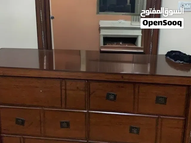 غرفة نوم كبيرة ونظيفة للبيع بسعر مناسب قابل للتفاوض