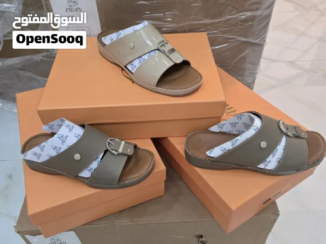 نعول جلد.طبيعي 100%وخياطه يدويه وخصومات لمدة 3ايام. خفيفه وطبيه وبدون روائح الكعب متوسط والون ثابت.