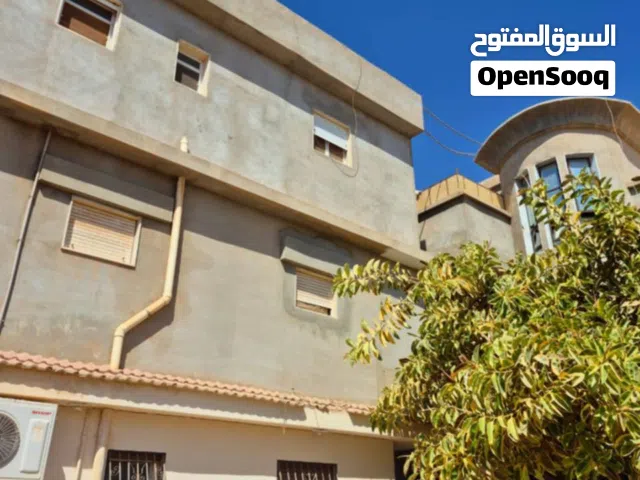 مساحة الارض 1000و40متر  مسقوف الحوش 270 و الملحق الخارجي 150 يبعد ع الرئيسي من الجيهتين 200متر و 400