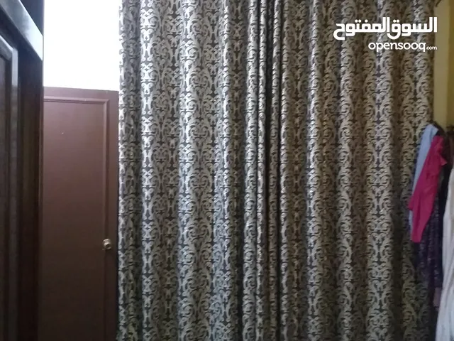 للبيع مستعجل برادي 3 قطع ازرق مخمل ومعرق لشباك مقاسها بالاعلان برداية معرقة 3قطعة بيصير لشباكين ثقال