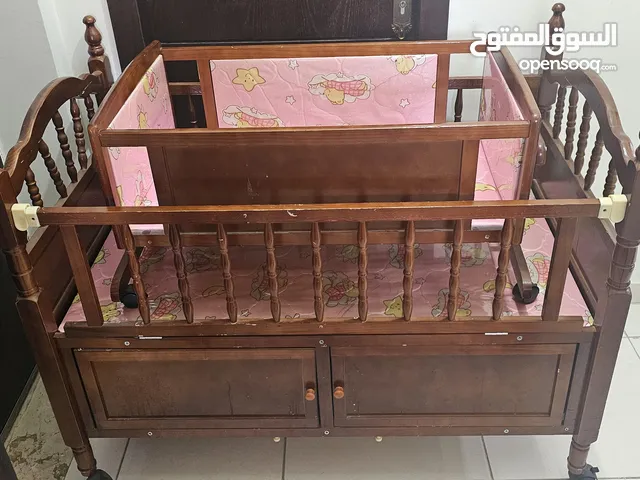 تخت اطفال مزدوج 2ب 1 وهدية فرشة لكل تخت +لحاف للتخت الكبير تخت صغير هزاز وكبير قابل للفتح من الجانب