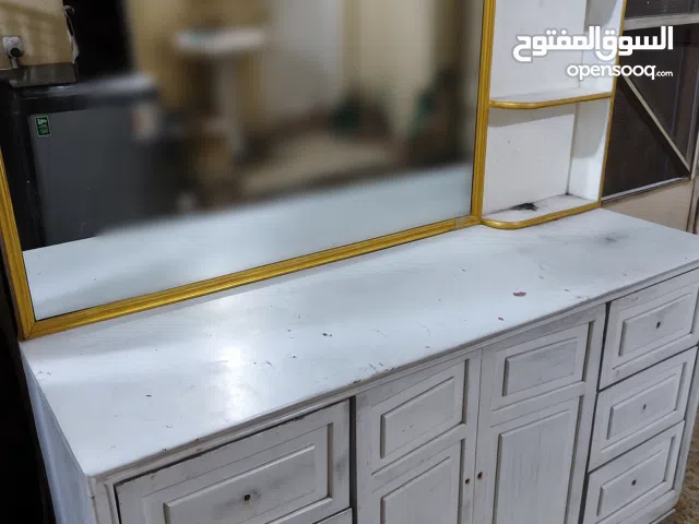 ميز تواليت ابيض وبيه مجال (اقراء الوصف مهم)