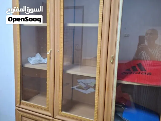 صالون وطاولة ومكتبة للبيع