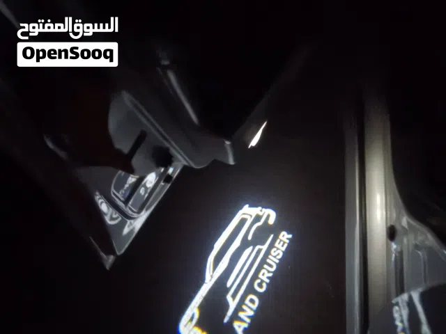 إضاءة شعار لأند كروزر عند فتح الابواب