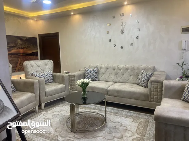 طقم كنب جديد استعمال عرسان شهرين للتواصل على الواتس
