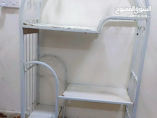 معرض او ميز ابيض مرتب