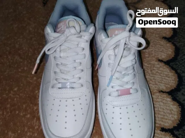 الحذاء جديد غير مستعمل