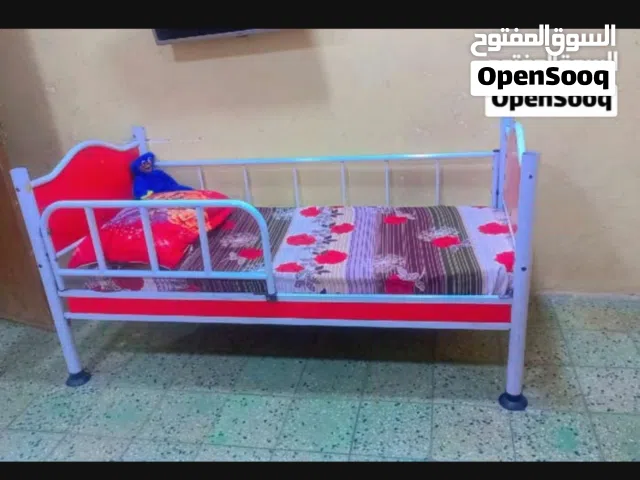 سرير طفل مع مندر