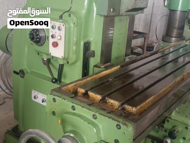 Made in china . UNIVERSAL KNEE TYPE MILLING MACHINE