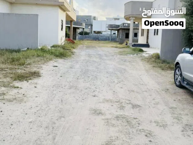 الأرض للبيع