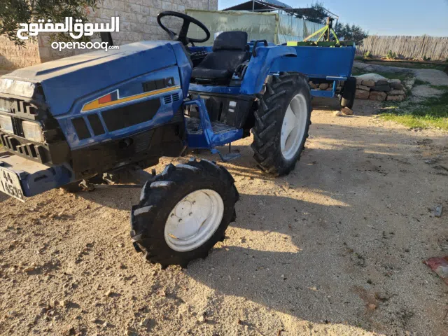 بحالة جيدة جدا جرار اسكي 22 حصان 3 سلندر مع محراث وترولي في الكرك..