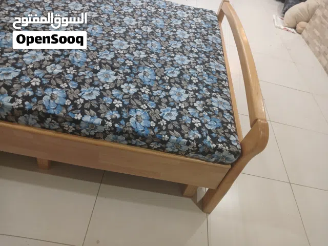 تخت مفرد ونص بحالة ممتازة مع فرشة فرشة طبية غير مستعملة  للبيع معا" تخت وفرشته