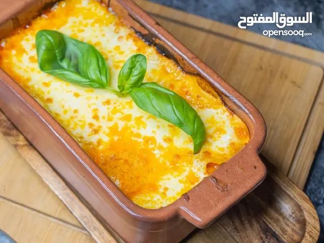 شيف تونسي له خبرة في الطبخ التونسي ،والغربي