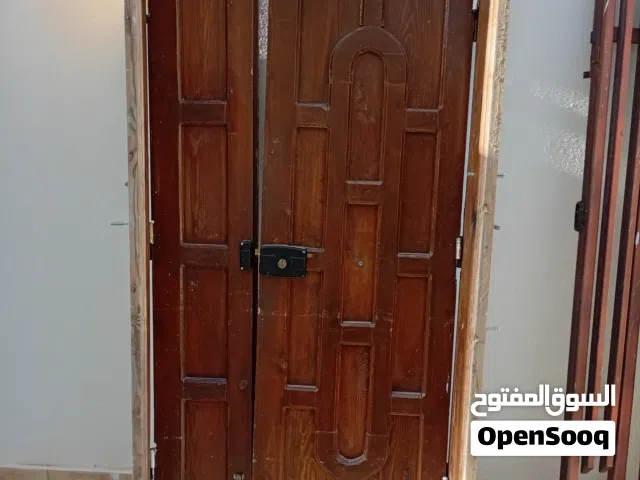 أبواب خشبية وحديدية