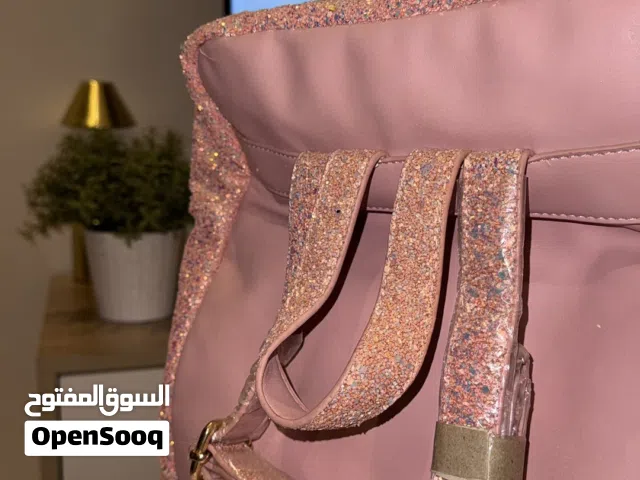 شنطة ظهر لون وردي بلماع ملون