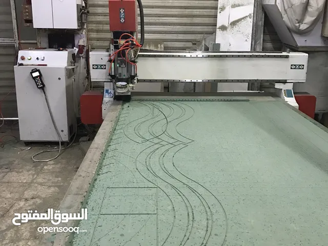 مشغل خدمات نجارين cnc راوتر للبيع المشغل قائم و يعمل بشكل جيد مخرطة خشب ايطالية