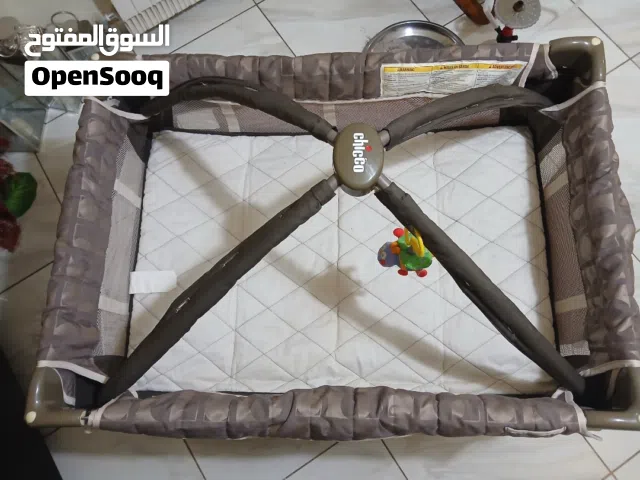 سرير اطفال شيكو مع مكان للغيار